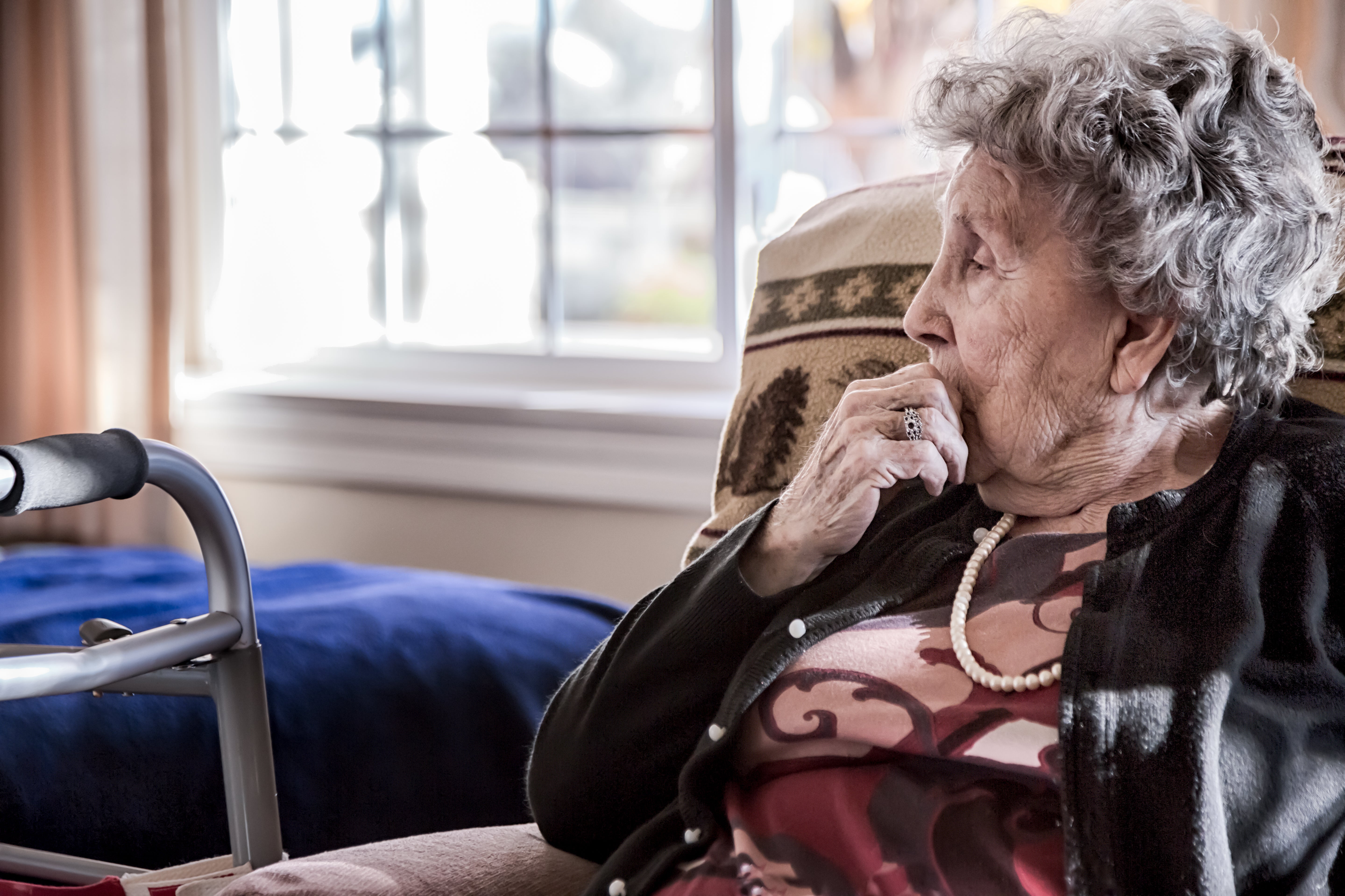 Деменция 90 лет. Пожилая женщина в доме престарелых. Одиночество пожилых. Старички в доме престарелых. Одинокие пожилые люди.