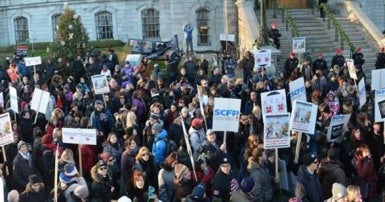 Environ 5000 cols blancs de la Ville de Montréal manifestaient contre l&#039;administration du maire Denis Coderre lors d&#039;une demi-journée de grève. Photo Michel Chartrand