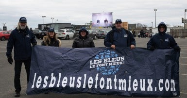 Groupe de travailleurs avec bannière avec les mots «les bleus font mieux . com»