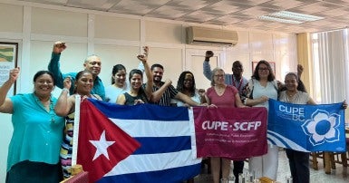 Des membres du SCFP et du SNTAP se rencontrent au bureau national du SNTAP à La Havane.