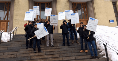 Les membres du SCFP en grève