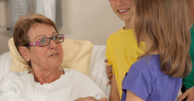 Grand-mère visitée par sa famille en soins actifs