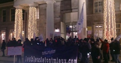 Une manifestation s’est tenue dans le Vieux-Montréal ce soir en soutien à la vingtaine de salarié.e.s du marché Bonsecours qui ont appris récemment qu’ils seront licenciés le 31 décembre 2020.