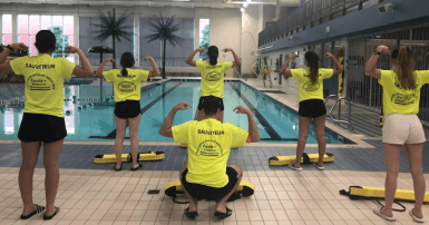 Depuis quelques jours, le personnel de la piscine arbore des chandails avec un message destiné aux personnes qui fréquentent la piscine. Leur convention collective est échue depuis le 31 décembre 2018. Photo SCFP 
