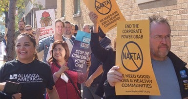 Des manifestants devant le consulat mexicain ont demandé au gouver- nement du président Enrique Peña Nieto de donner suite aux demandes des travailleurs mexicains en vue de la renégociation de l’ALÉNA.