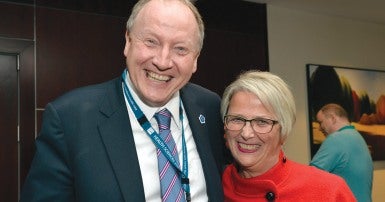 Le président du SCFP-C.-B., Paul Faoro, et la ministre de la Santé mentale et des Toxicomanies de la C.-B., Judy Darcy.