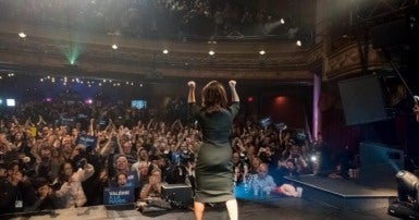 Valérie Plante saluant la foule de partisans après sa victoire au Théâtre Corona le 5 novembre 2017. Photo Eric Demers