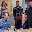 À l'avant; Luc Chiasson, maire; Sandra Julien, présidente syndicale. À l'arrière; Julie Caron, directrice générale; Pierre Garneau, membre du comité de négociation et Robin Côté, conseiller syndical du SCFP. Photo SCFP
