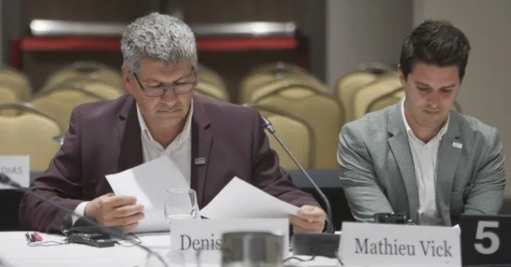 Denis Bolduc, secrétaire général du SCFP-Québec et Mathieu Vick, conseiller syndical SCFP au service de recherche, lors de la consultation publique à Québec sur l'accord de Partenariat transpacifique
