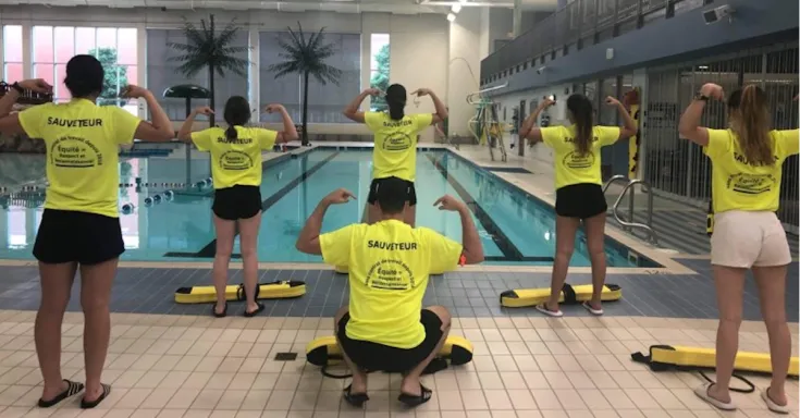 Depuis quelques jours, le personnel de la piscine arbore des chandails avec un message destiné aux personnes qui fréquentent la piscine. Leur convention collective est échue depuis le 31 décembre 2018. Photo SCFP 