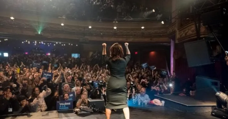 Valérie Plante saluant la foule de partisans après sa victoire au Théâtre Corona le 5 novembre 2017. Photo Eric Demers