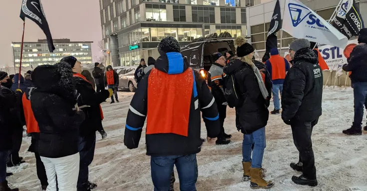 Manifestation des chauffeurs d'autobus devant l'hôtel de ville de Laval 